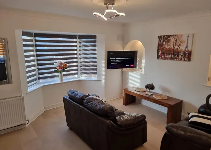 Dulverton House - 3 Bed House /Sleeps 6+ Driveway+Close To M1