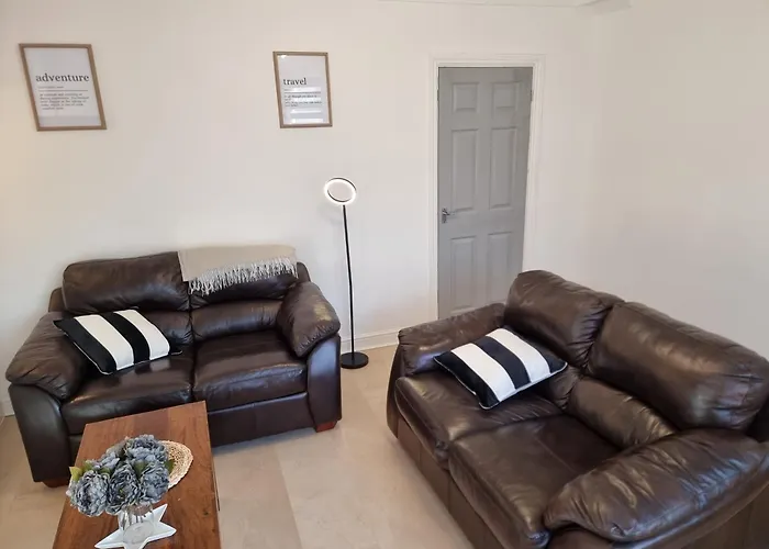 Dulverton House - 3 Bed House /Sleeps 6+ Driveway+Close To M1