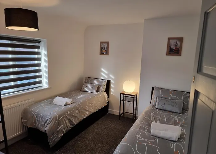 Dulverton House - 3 Bed House /Sleeps 6+ Driveway+Close To M1