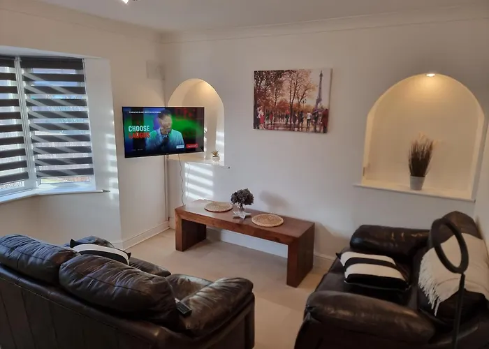 Dulverton House - 3 Bed House /Sleeps 6+ Driveway+Close To M1