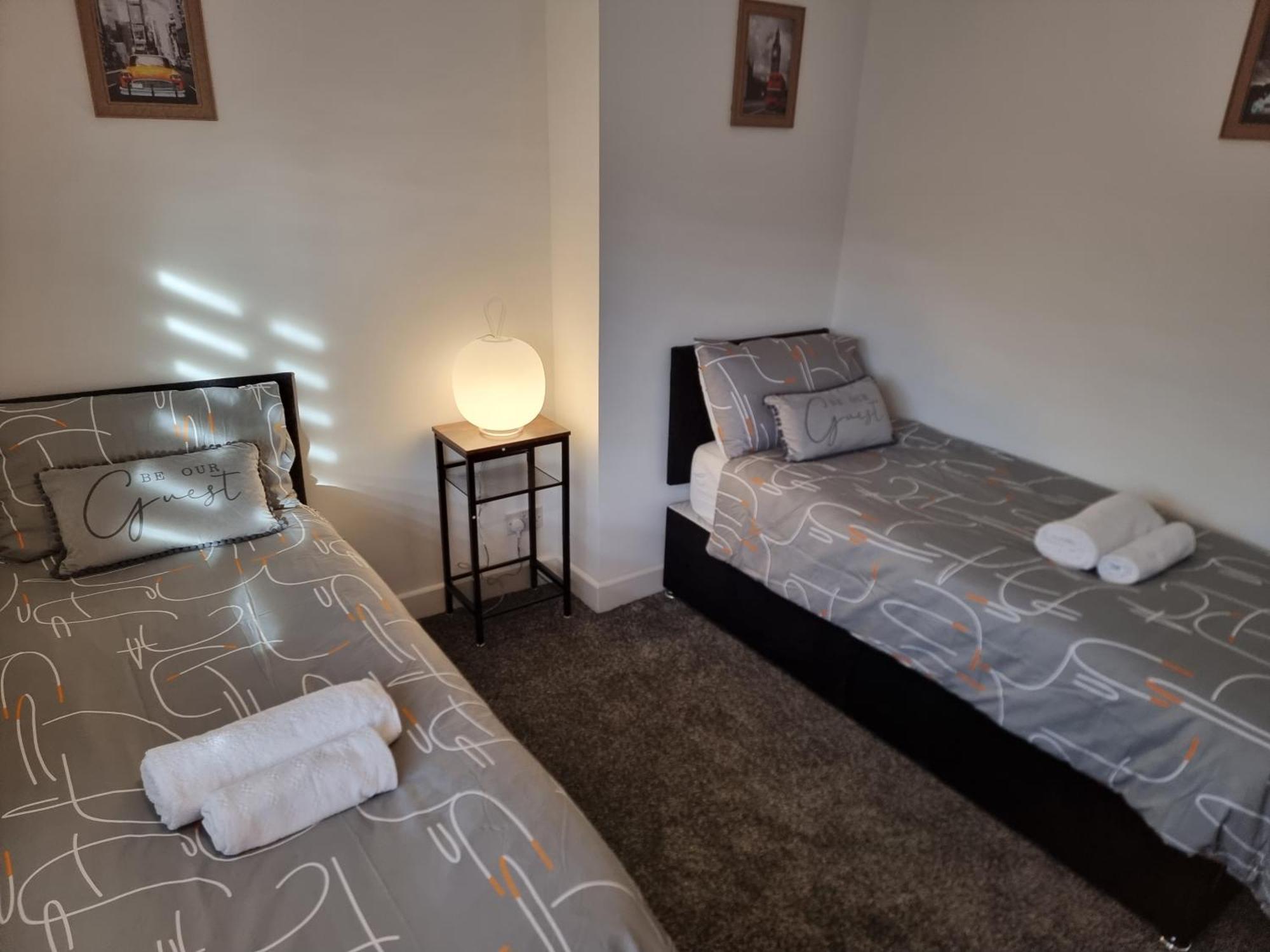 Dulverton House - 3 Bed House /sleeps 6+ Driveway+close To M1