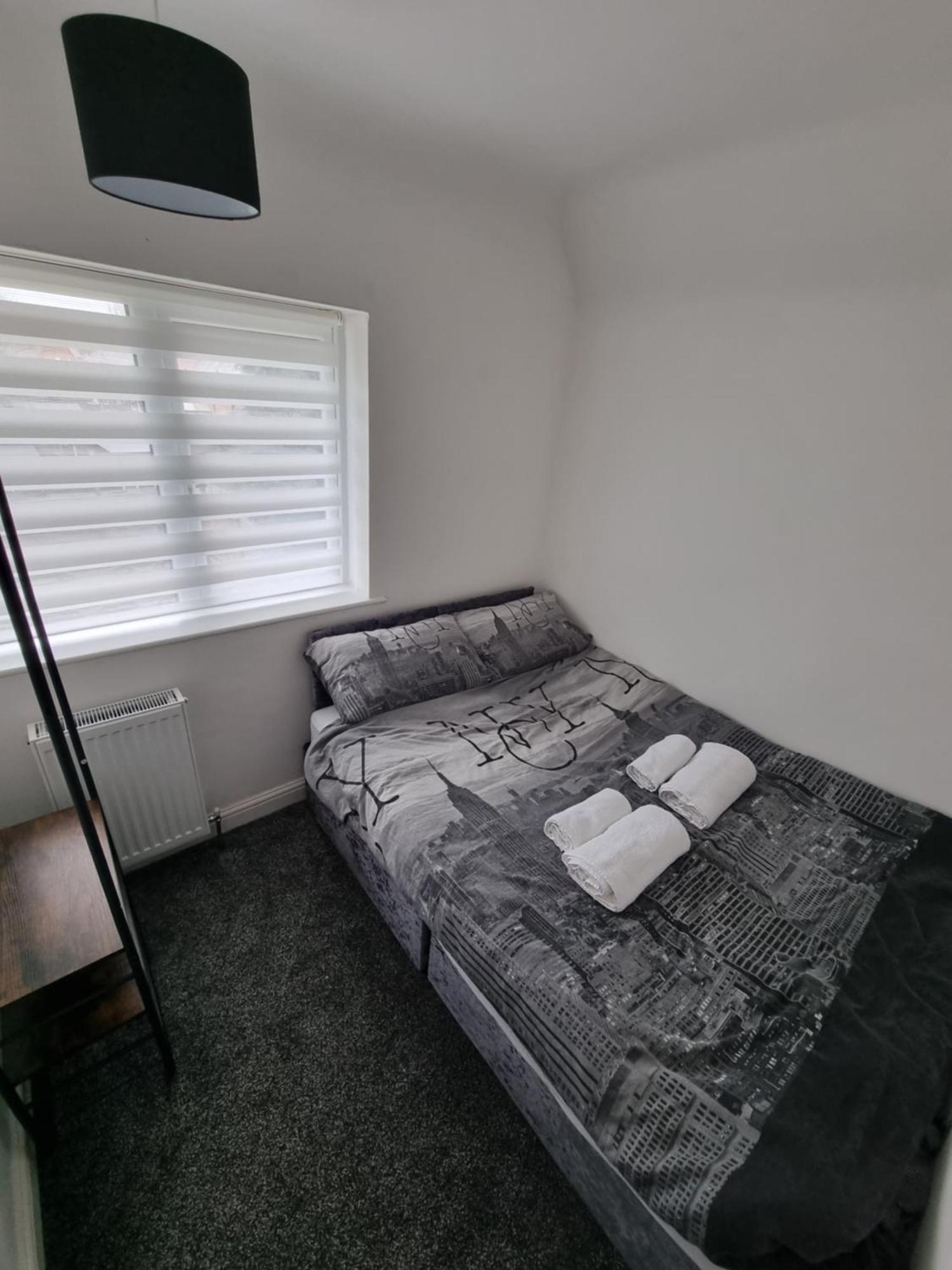 Dulverton House - 3 Bed House /sleeps 6+ Driveway+close To M1 *